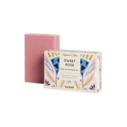 HelemaalShea Sweet Rose Body & Shampoo Bar, een roze handgemaakte bar met rozen geranium en natuurlijke roze klei.