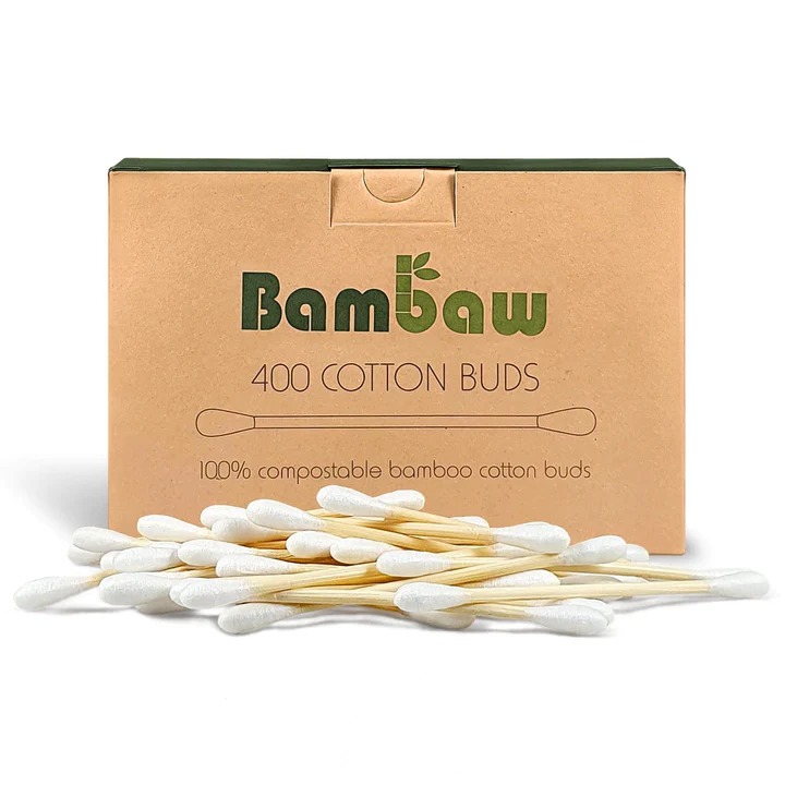 Bambaw biologische katoenen bamboe wattenstaafjes liggen op een stapel voor een ongebleekte kartonnen verpakking