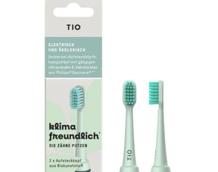 Verpakking voor de duurzame vervangende opzetborstels van TIO, toont twee mintgroene tandenborstelkoppen met de tekst 'klima freundlich' wat klimaatvriendelijk betekent, en compatibiliteit met Philips Sonicare tandenborstels.