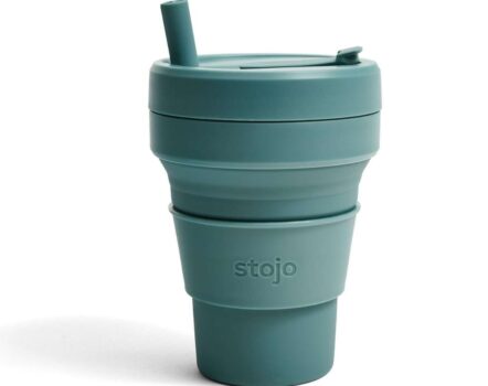 Stojo: Reusable to go cup in color eucalyptus (green) 470ml