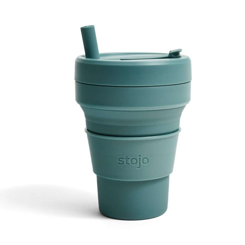 Stojo: Reusable to go cup in color eucalyptus (green) 470ml