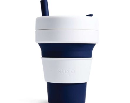 Stojo: Reusable to go cup in color indigo (navy blue and white) 470ml