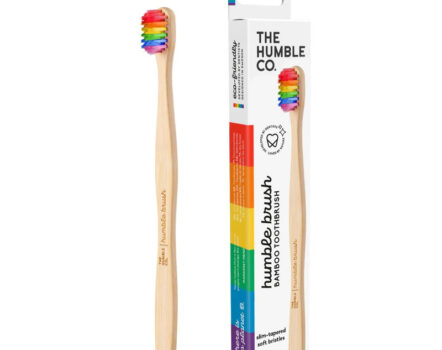 Bamboe tandenborstel met regenboogborstels naast kartonnen verpakking met regenboogdetails en een afbeelding van de bamboe tandenborstel.