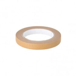 Een rol papiergebaseerde verpakkingstape, 1,5 cm breed en 50 meter lang. De tape is bruin en heeft een sterke kleefkracht, wat het een milieuvriendelijk alternatief maakt voor plastic verpakkingstape.