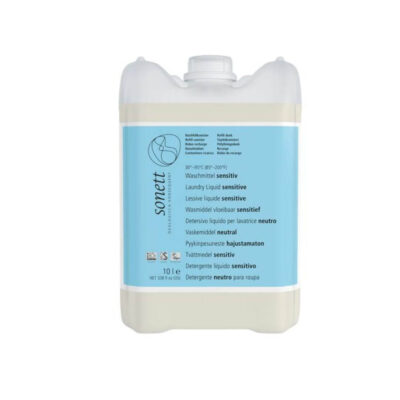 Een 10-liter fles Sonett Wasmiddel Sensitive met een lichtblauw etiket, met milieuvriendelijke, allergievriendelijke kenmerken en plantaardige ingrediënten.