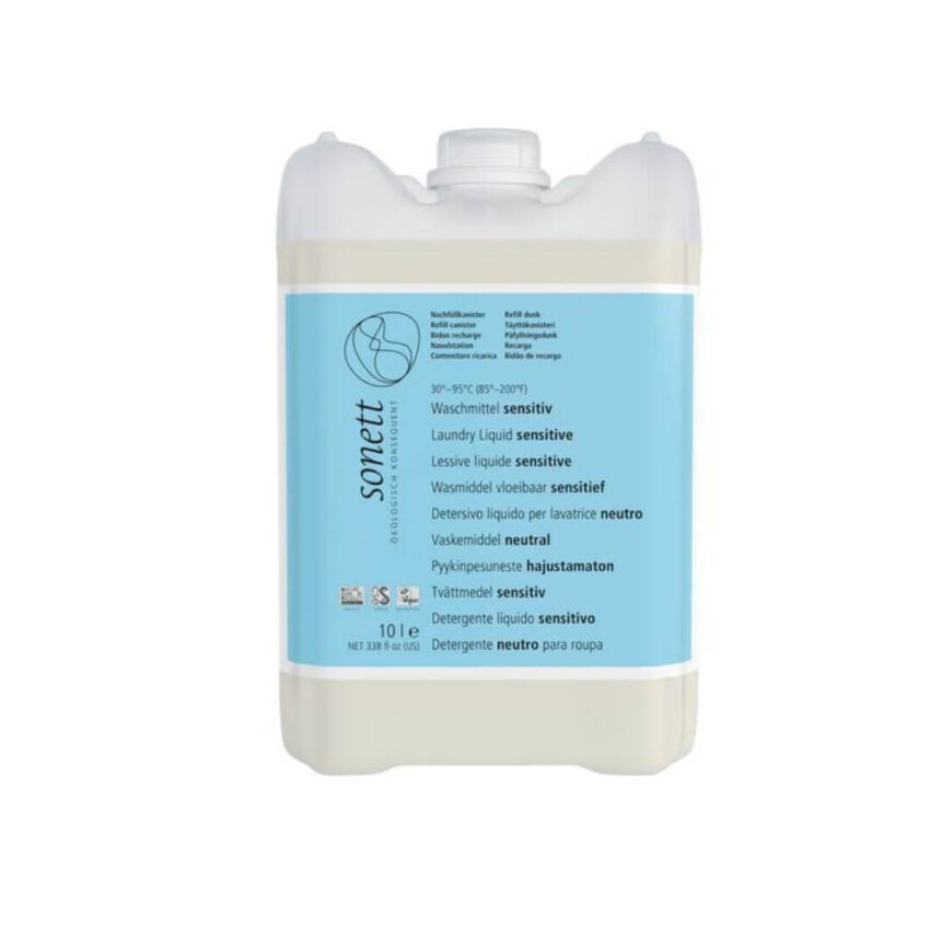 Een 10-liter fles Sonett Wasmiddel Sensitive met een lichtblauw etiket, met milieuvriendelijke, allergievriendelijke kenmerken en plantaardige ingrediënten.