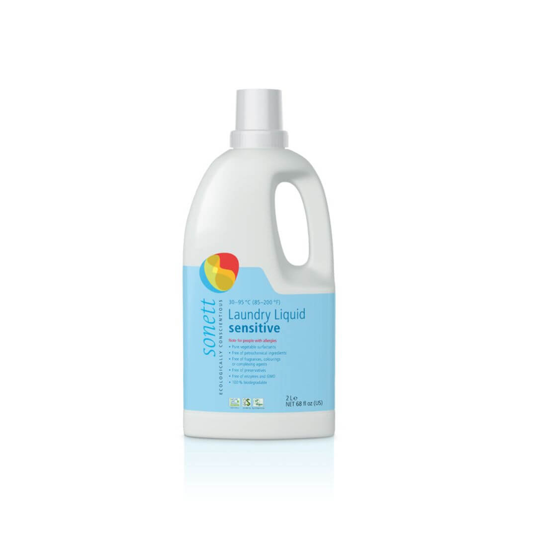Een 2-liter fles Sonett Wasmiddel Sensitive met een lichtblauw etiket, met milieuvriendelijke, allergievriendelijke kenmerken en plantaardige ingrediënten.