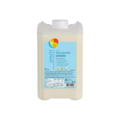 Een 5-liter fles Sonett Wasmiddel Sensitive met een lichtblauw etiket, met informatie over de milieuvriendelijke, allergievriendelijke eigenschappen en plantaardige ingrediënten.